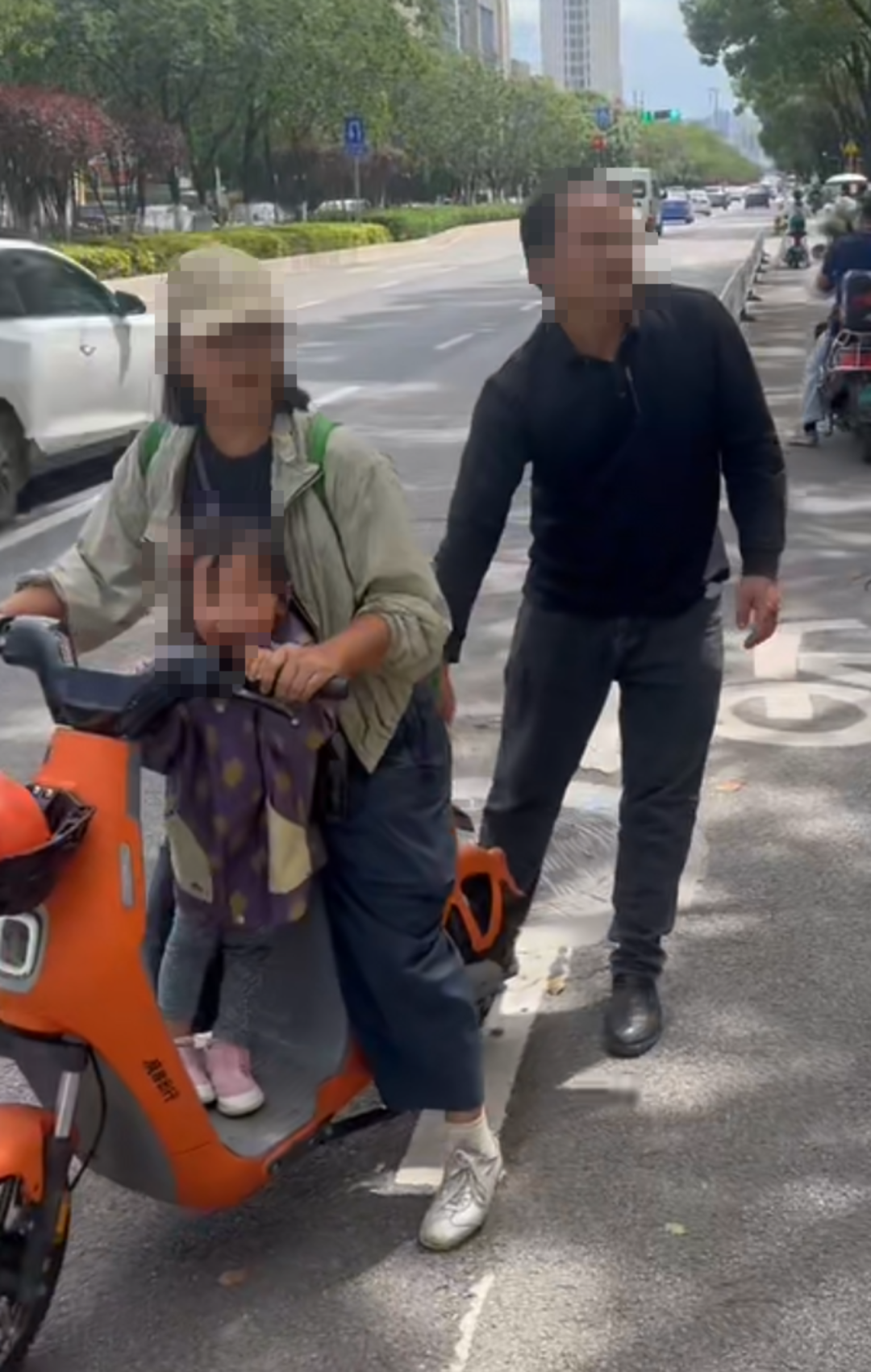 2岁多孩子呕吐弄脏网约车，司机索要500元清洁费，家长只愿赔100元，协商未果尝试离开遭尾随阻拦